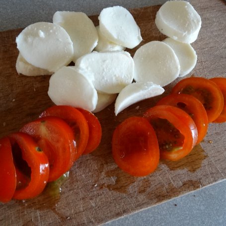 Krok 1 -  Prostokąty z ciasta francuskiego z pomidorkami i mozzarellą  foto