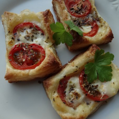 Krok 3 - Prostokąty z ciasta francuskiego z pomidorkami i mozzarellą foto