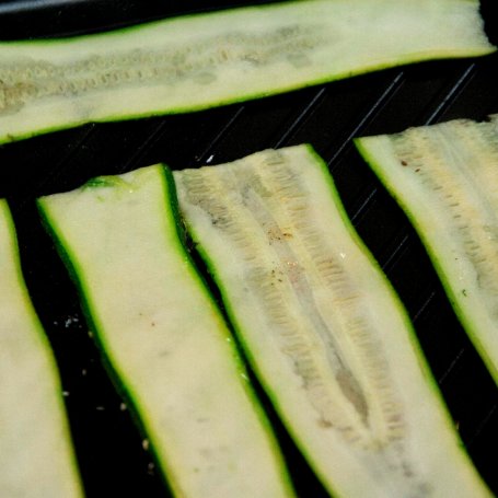 Krok 2 - Przepis dnia III, odc. 53: Roladki z grillowanej cukinii z kozim serem i suszonymi pomidorami foto