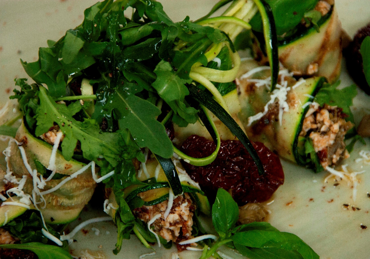  Przepis dnia III, odc. 53: Roladki z grillowanej cukinii z kozim serem i suszonymi pomidorami foto