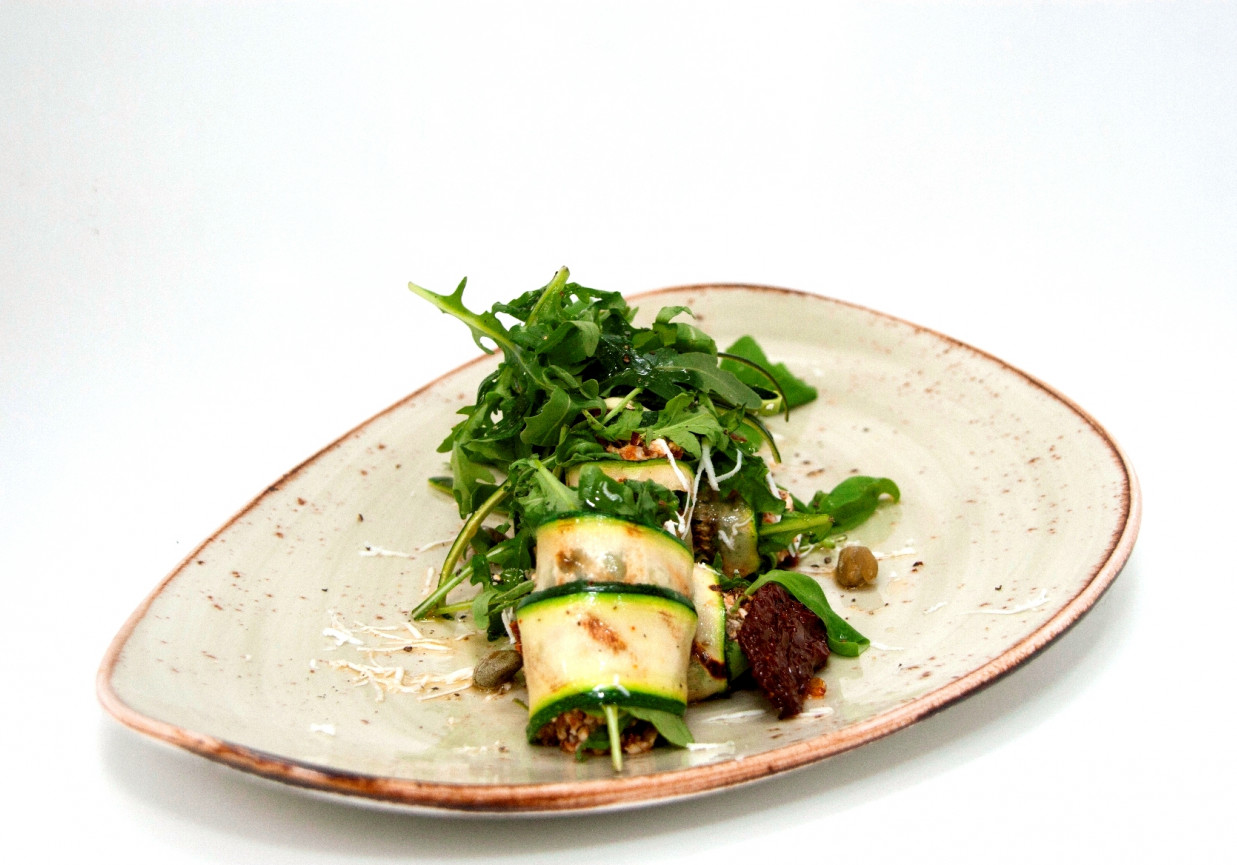  Przepis dnia III, odc. 53: Roladki z grillowanej cukinii z kozim serem i suszonymi pomidorami foto