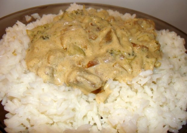 Fotografia przedstawiająca Ryż z sosem grzybowo- brokułowym