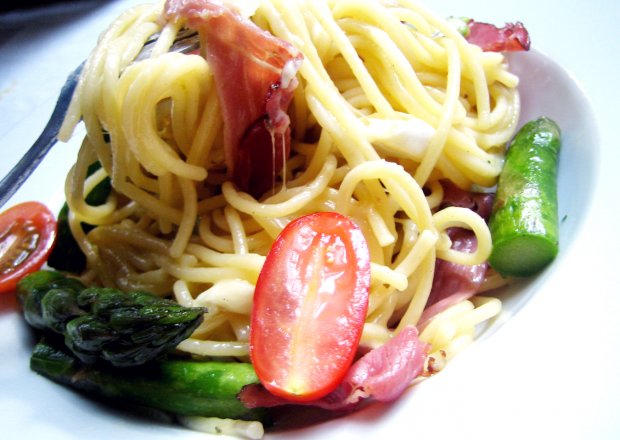 Fotografia przedstawiająca sezonowe spaghetti z szynką szwarcwaldzką, szparagami, serem i pomidorkami