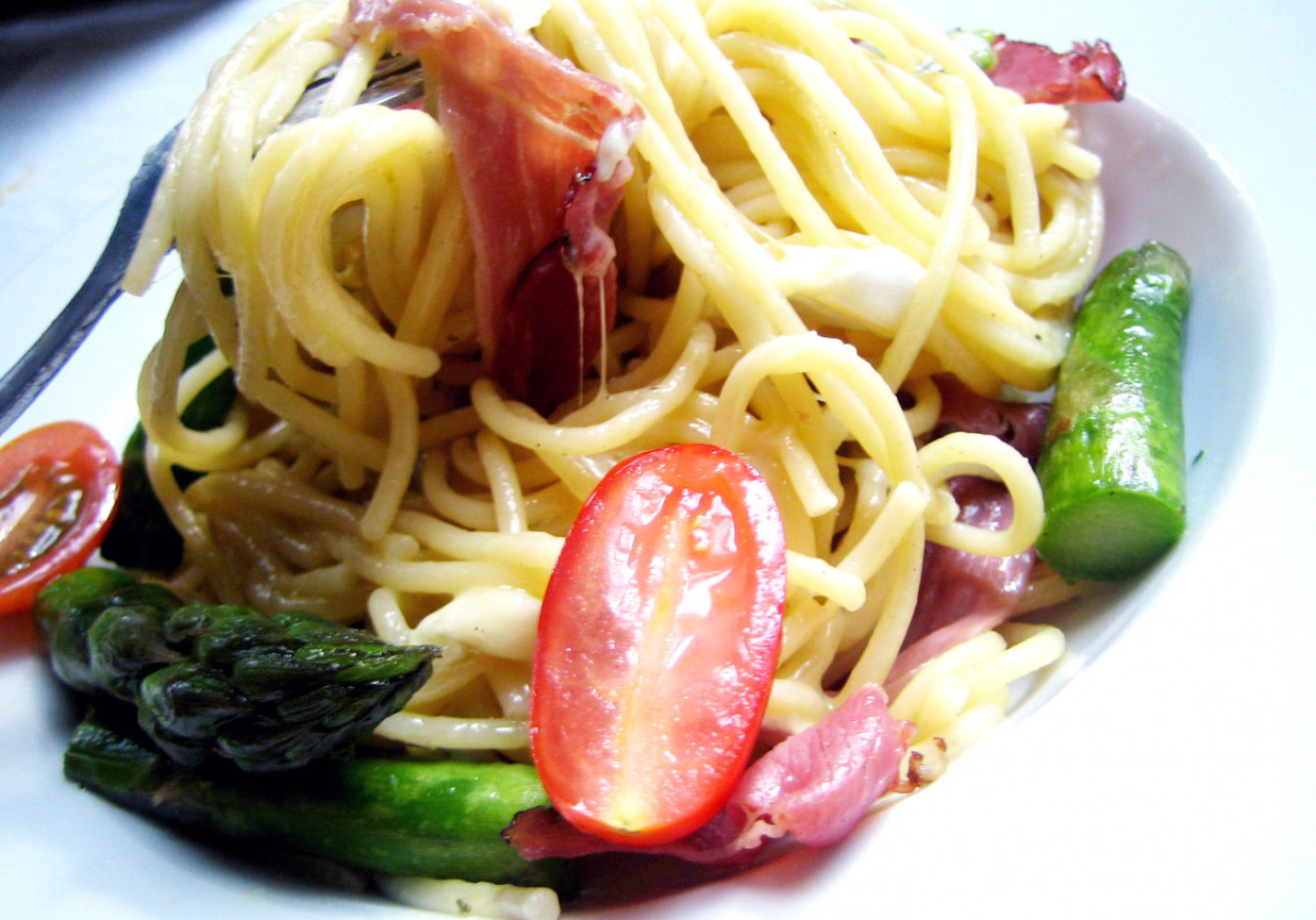   sezonowe spaghetti z szynką szwarcwaldzką, szparagami, serem i pomidorkami foto