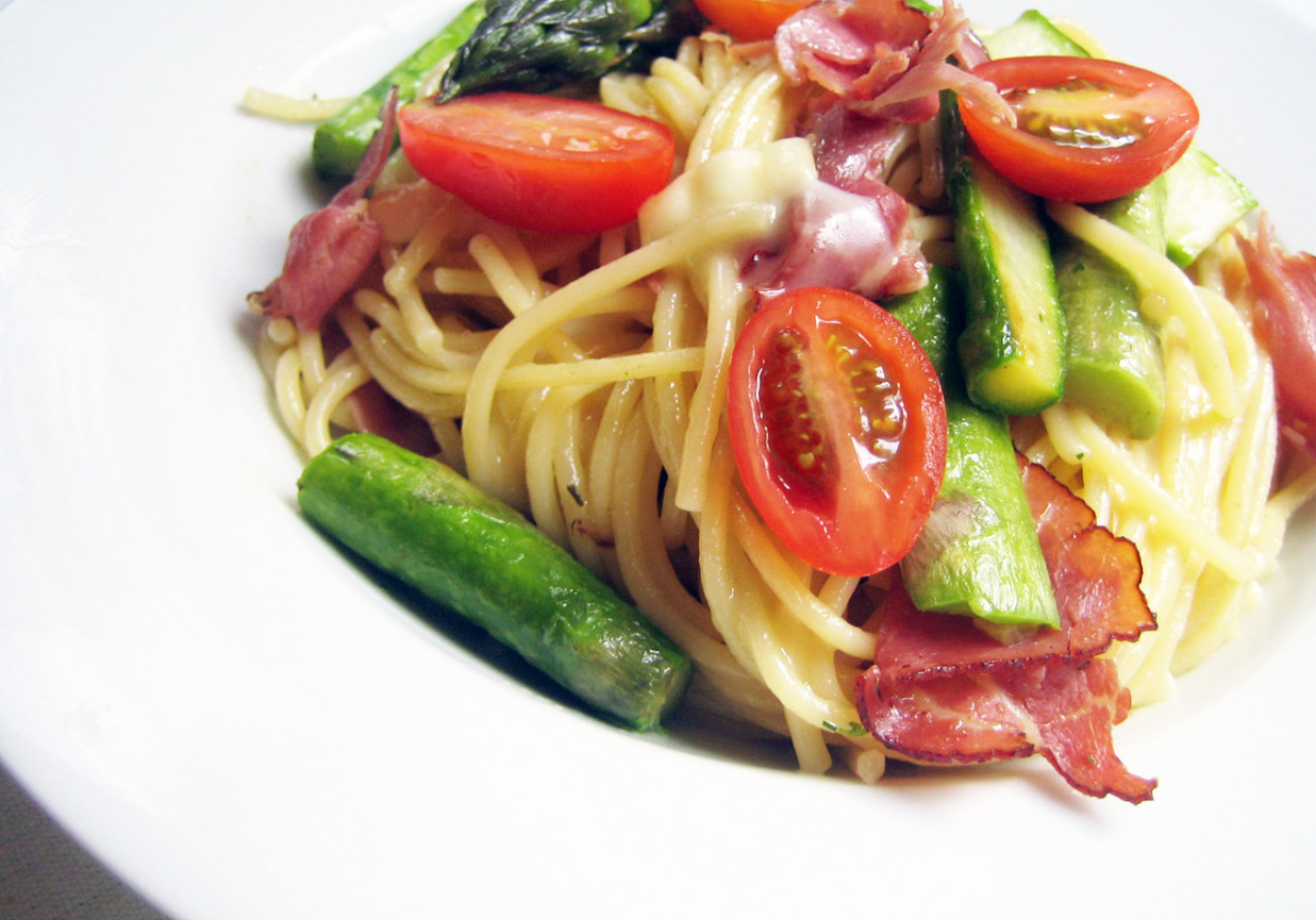   sezonowe spaghetti z szynką szwarcwaldzką, szparagami, serem i pomidorkami foto