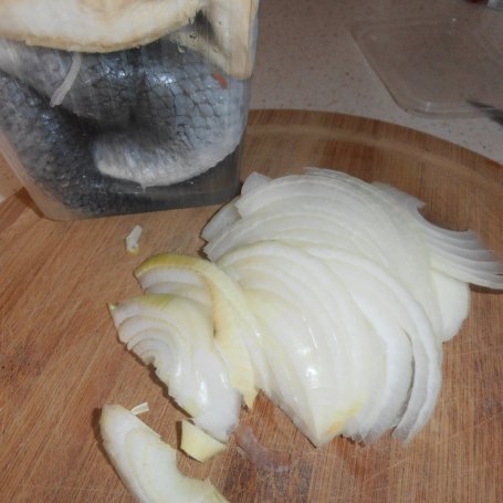 Krok 1 -  Śledzie w karmelizowanej cebuli z konfiturą śliwkową i suszonymi wiśniami foto