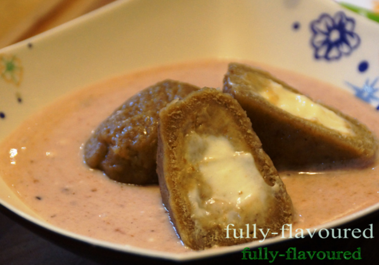  Słodkie knedle twarogowo-soczewicowe z jogurtowym sosem truskawkowym foto