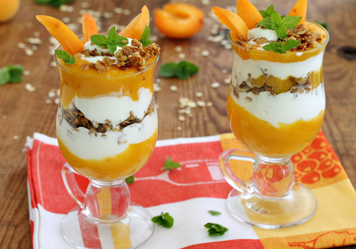 	 Słoneczny deser z morelami i mango foto