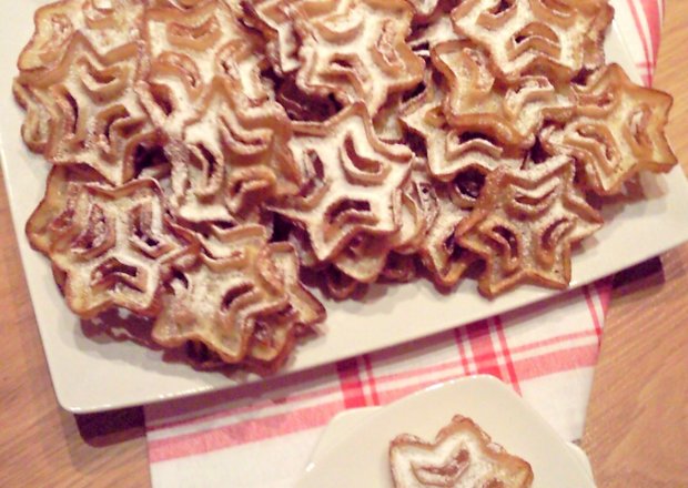 Fotografia przedstawiająca Smażone rozetki, czyli skandynawskie ciasteczka