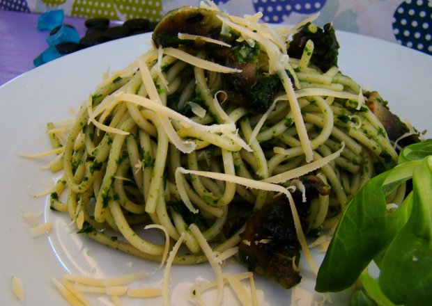 Fotografia przedstawiająca Spaghetti na zielono z szpinakiem i pieczarką