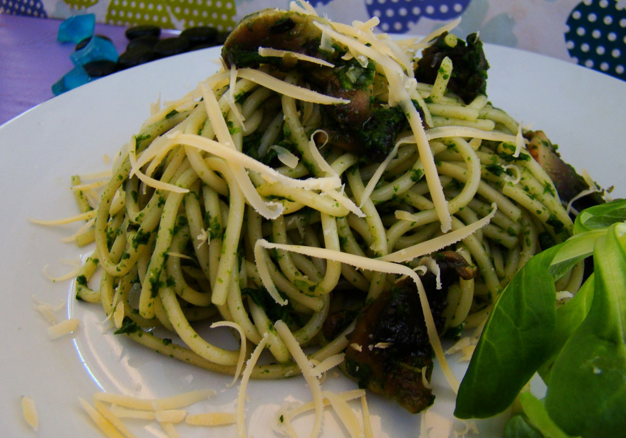  Spaghetti na zielono z szpinakiem i pieczarką  foto