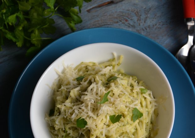 Fotografia przedstawiająca Spaghetti z brokułem i serem pleśniowym