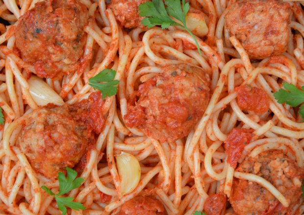 Fotografia przedstawiająca Spaghetti z pieczonymi pulpecikami i czosnkiem