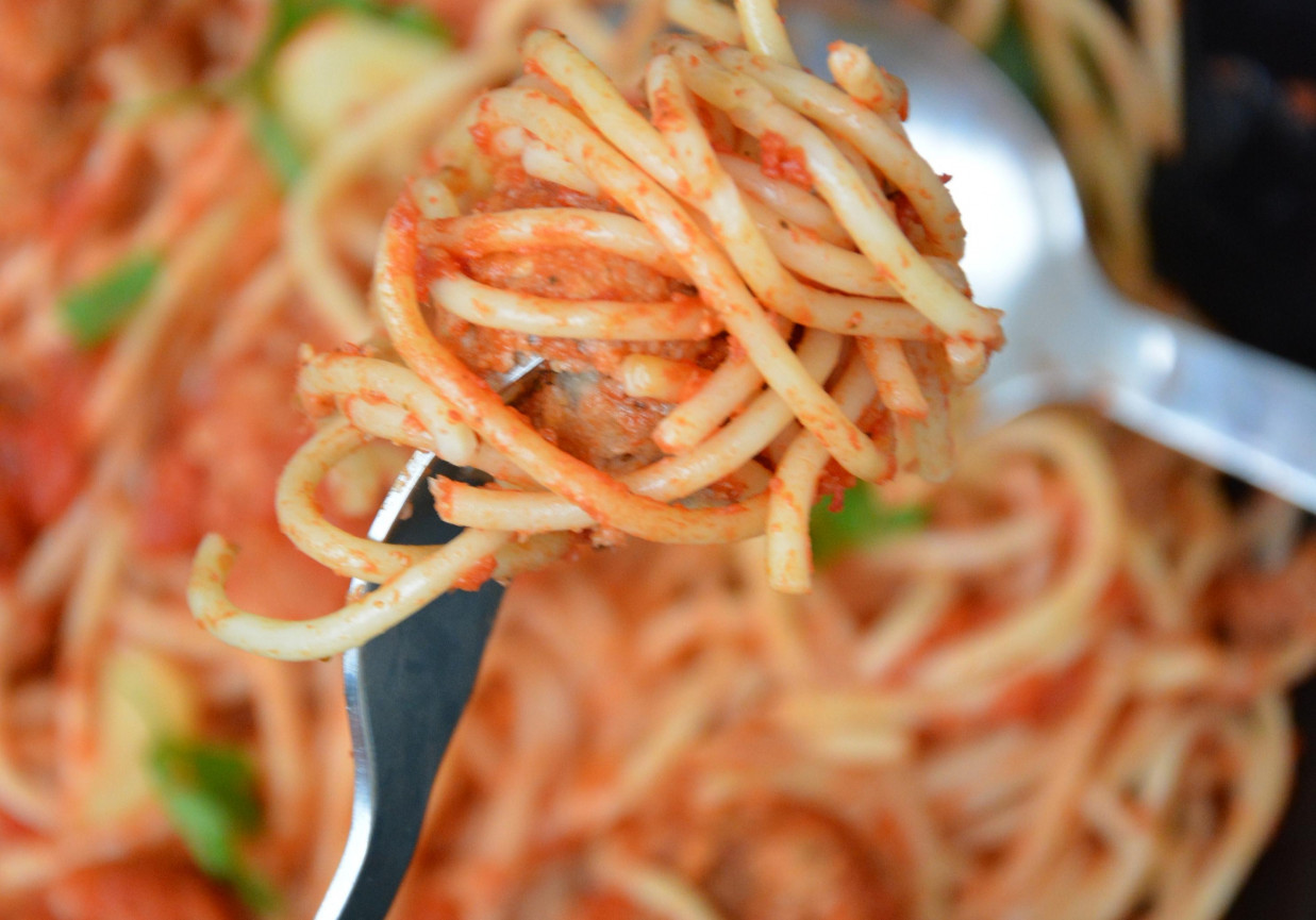  Spaghetti z pieczonymi pulpecikami i czosnkiem foto