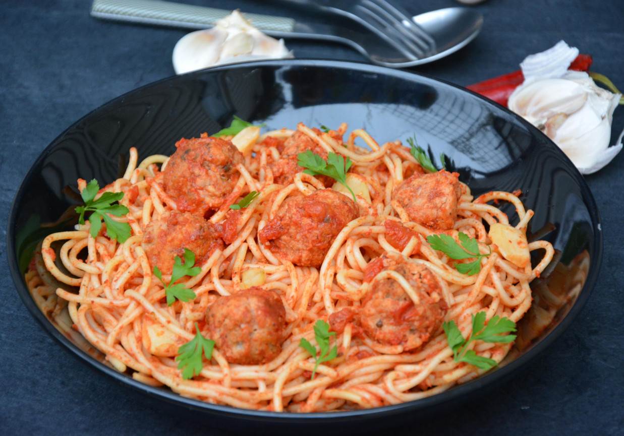  Spaghetti z pieczonymi pulpecikami i czosnkiem foto