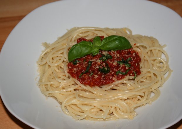 Fotografia przedstawiająca Spaghetti z pomidorami i bazylią