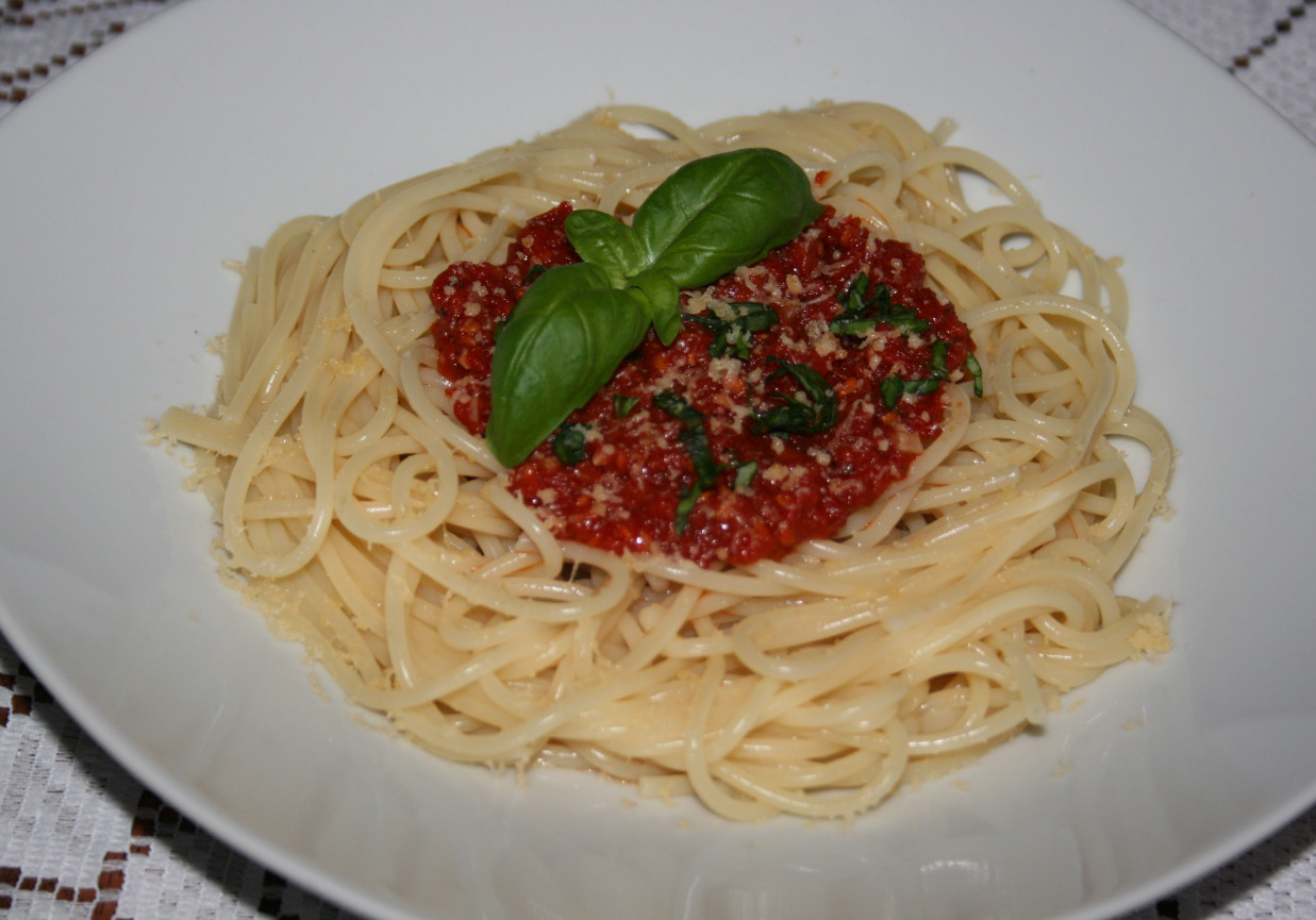 Spaghetti z pomidorami i bazylią        foto