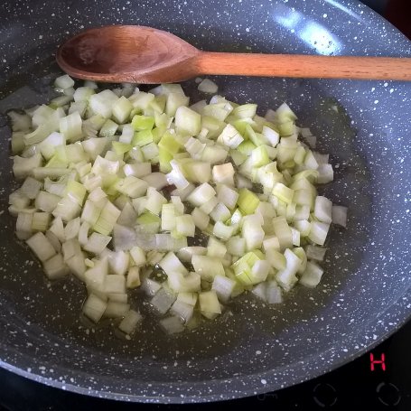 Krok 2 -  Świderki z pieczarkami i cebulą w sosie śmietanowym foto