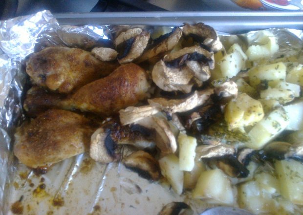 Fotografia przedstawiająca Szybki obiad czyli udka pieczone z ziemniakami i pieczarkami