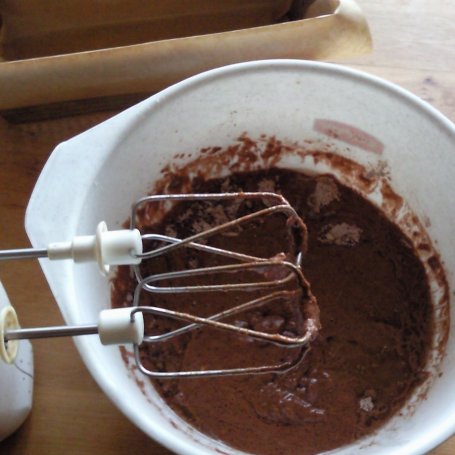 Krok 1 -  Szybkie czekoladowe ciasto z orzechami i migdałami foto