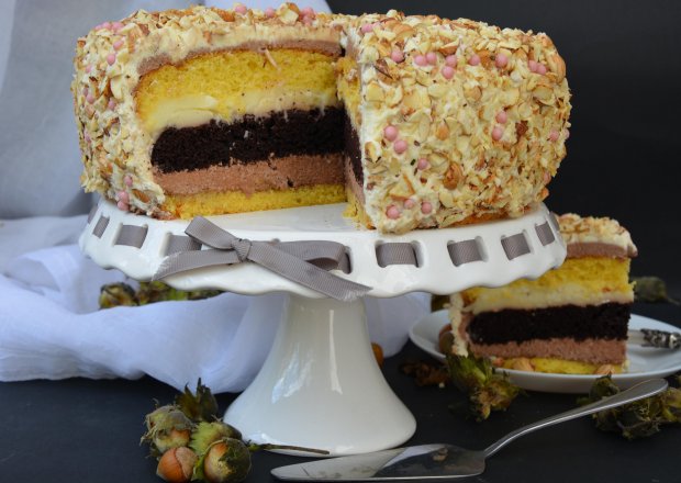 Fotografia przedstawiająca Tort kukułka z orzechami i biszkoptem brownie