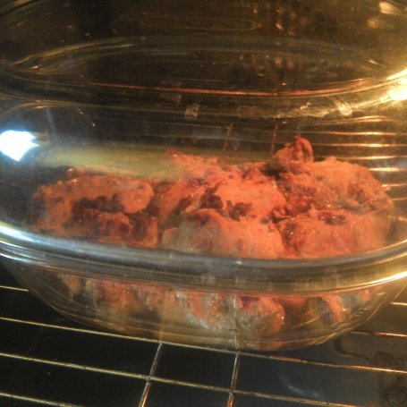 Krok 6 -  Wieprzowina zapiekana z płatkami pomidorów z piekarnika  foto