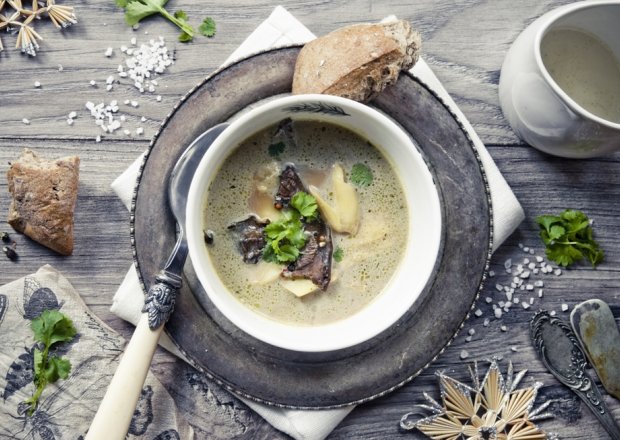 Fotografia przedstawiająca Wigilijna zupa z suszonych grzybów z ziemniakami i łazankami