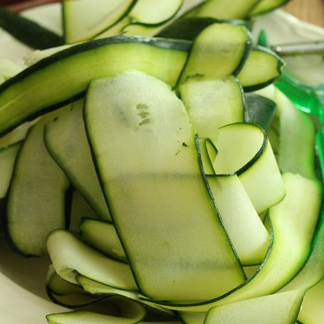 Krok 1 - Wstążki cukinii z pesto z roszponki foto