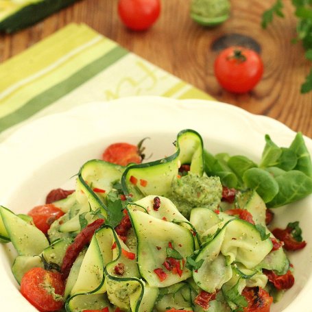 Krok 5 - Wstążki cukinii z pesto z roszponki foto