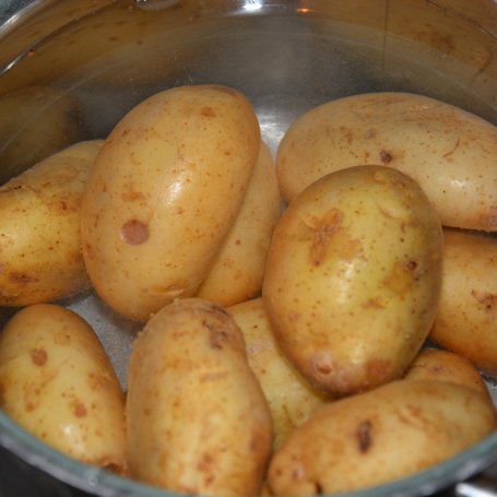 Krok 1 -  Zapiekanka z młodych ziemniaków z brokułem , czerwoną cebulą i sosem śmietanowo-koperkowym foto