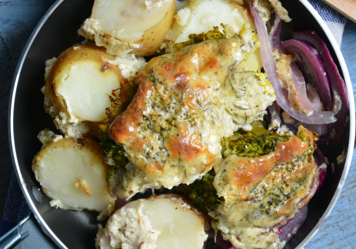  Zapiekanka z młodych ziemniaków z brokułem , czerwoną cebulą i sosem śmietanowo-koperkowym foto
