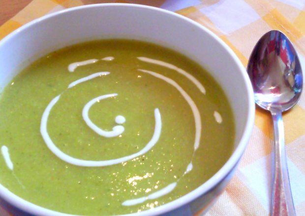 Fotografia przedstawiająca Zupa krem z brokułów z żółtym serem i jogurtem naturalnym