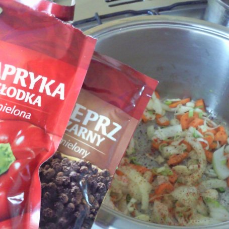 Krok 2 - Zupa krem z brokułów z żółtym serem i jogurtem naturalnym foto