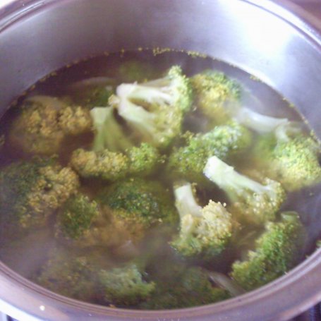 Krok 3 -  Zupa krem z brokułów z żółtym serem i jogurtem naturalnym  foto
