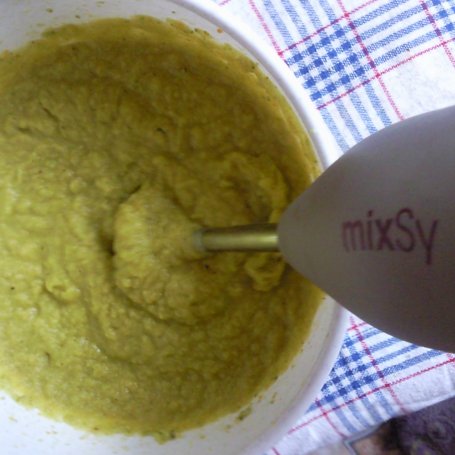 Krok 4 -  Zupa krem z brokułów z żółtym serem i jogurtem naturalnym  foto