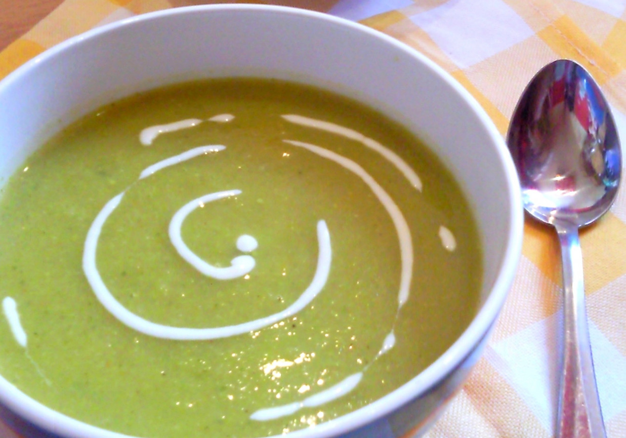  Zupa krem z brokułów z żółtym serem i jogurtem naturalnym  foto