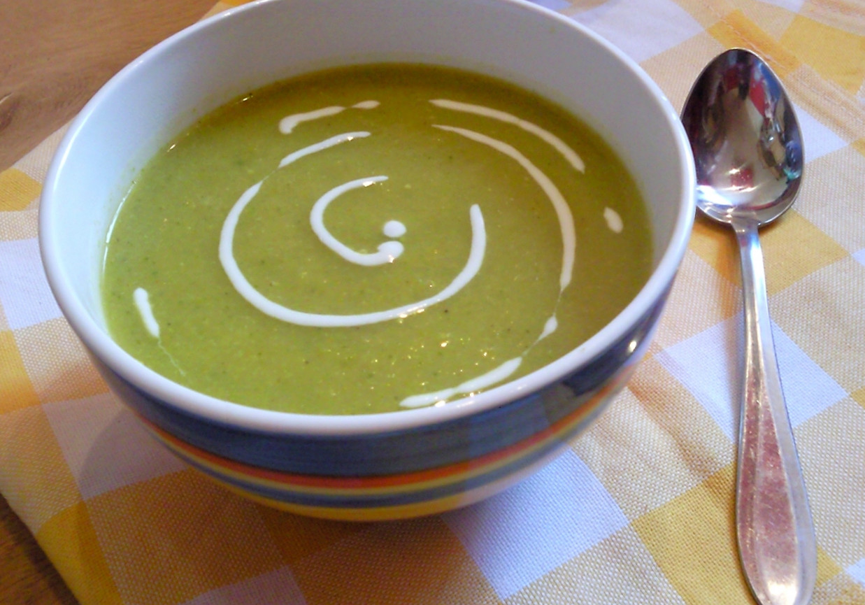  Zupa krem z brokułów z żółtym serem i jogurtem naturalnym  foto