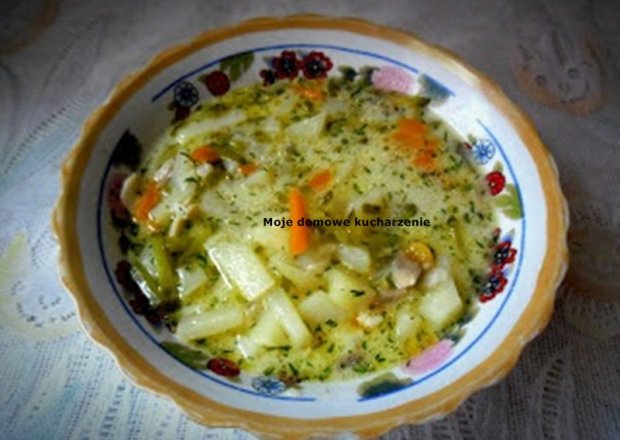 Fotografia przedstawiająca Zupa ogórkowa z ryżem i pieczarkami