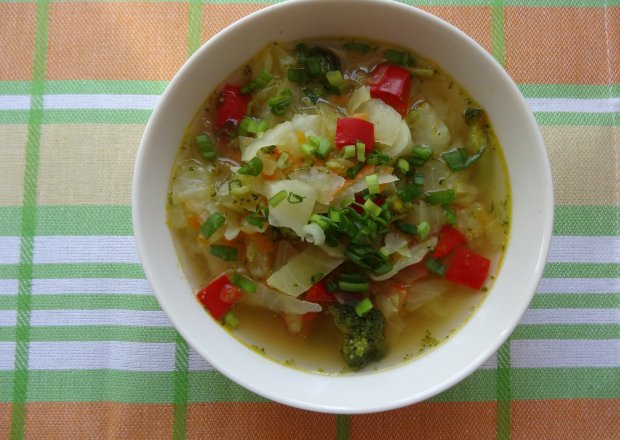 Fotografia przedstawiająca Zupa z kapustą i brokułem