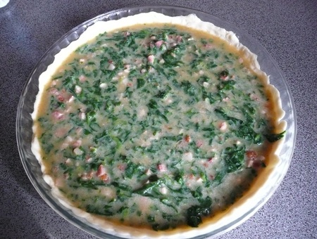 Tarta z boczkiem i szpinakiem.