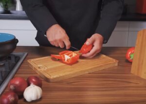 Czerwona papryka jak ją obierać - poznaj prosty sposób! foto