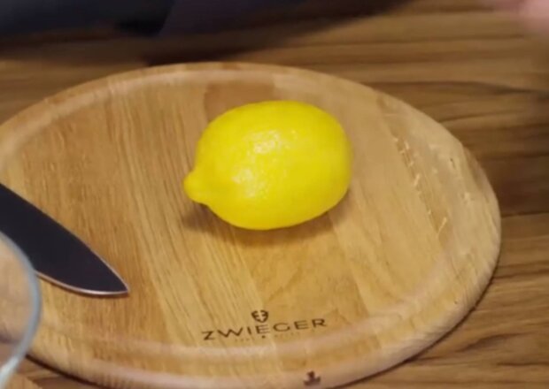 Jak wycisnąć sok z cytryny, by nie miał pestek? Zobacz dwa proste sposoby! foto