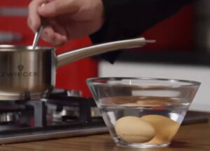 Jak obrać ugotowane jajka? Wypróbuj nasze proste sposoby! foto