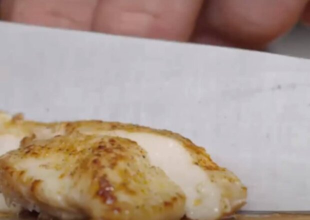 Soczysta pierś kurczaka z patelni – zobacz, jak ją przygotować! foto