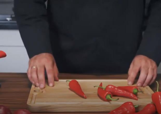 Jak bezpiecznie posiekać papryczki chilli – poznaj prosty sposób! foto