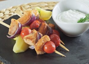 Jak zrobić łososia z dipem koperkowym? foto