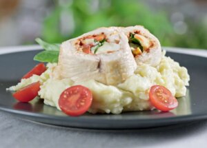 Jak zrobić roladę z kurczaka ze szpinakiem, mozzarellą i warzywami? foto