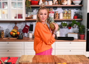 Świeży ananas - jak go obrać i pokroić? foto