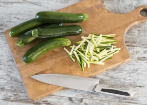 Techniki krojenia warzyw - co oznaczają pojęcia stosowane w przepisach? foto