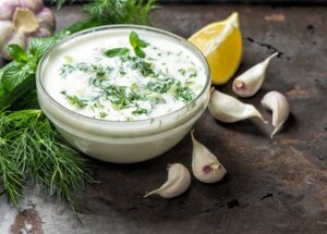 Czym zastąpić majonez w sałatce? 6 zdrowych i smacznych zamienników foto